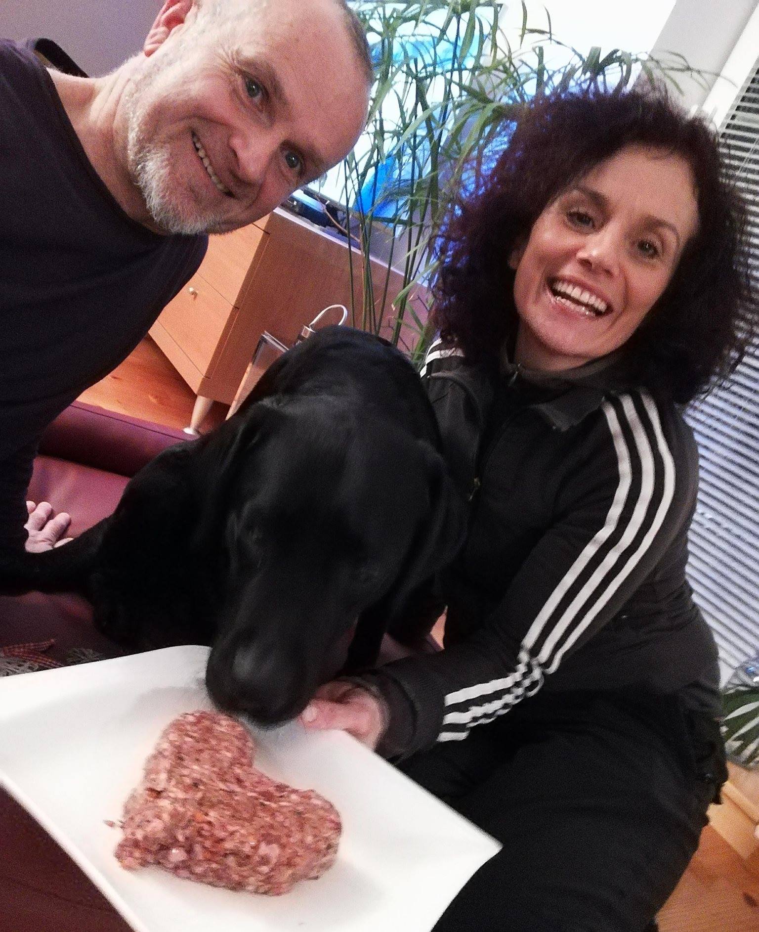 Branko in Radojka s Salom ob surovem obroku