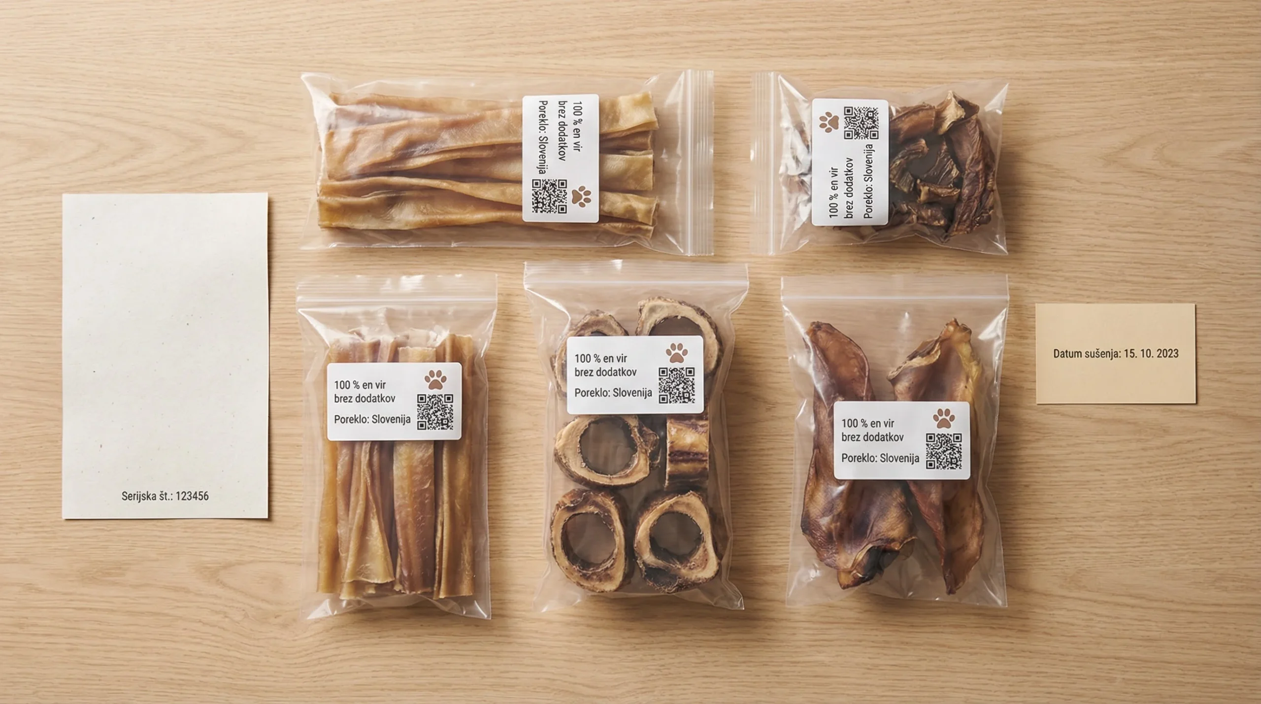 Dentalni naravni žvečilni priboljški: kožni trakovi, kosti, sušeni sapniki in varna uporaba 3 ‘Flat lay’ na svetlem lesenem pultu: več naravnih pasjih žvečil v prozornih, nebrandiranih vrečkah z jasnimi etiketami '100 % en vir', 'brez dodatkov'